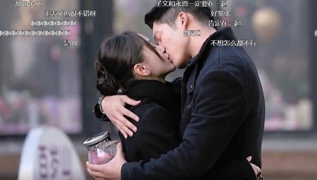 贴窗花 公交车厢年味浓